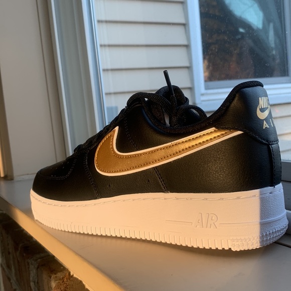 Nike Air Force 1 '07 Women's Sneakers Black/Metallic Gold & White - Picture 4 of 9